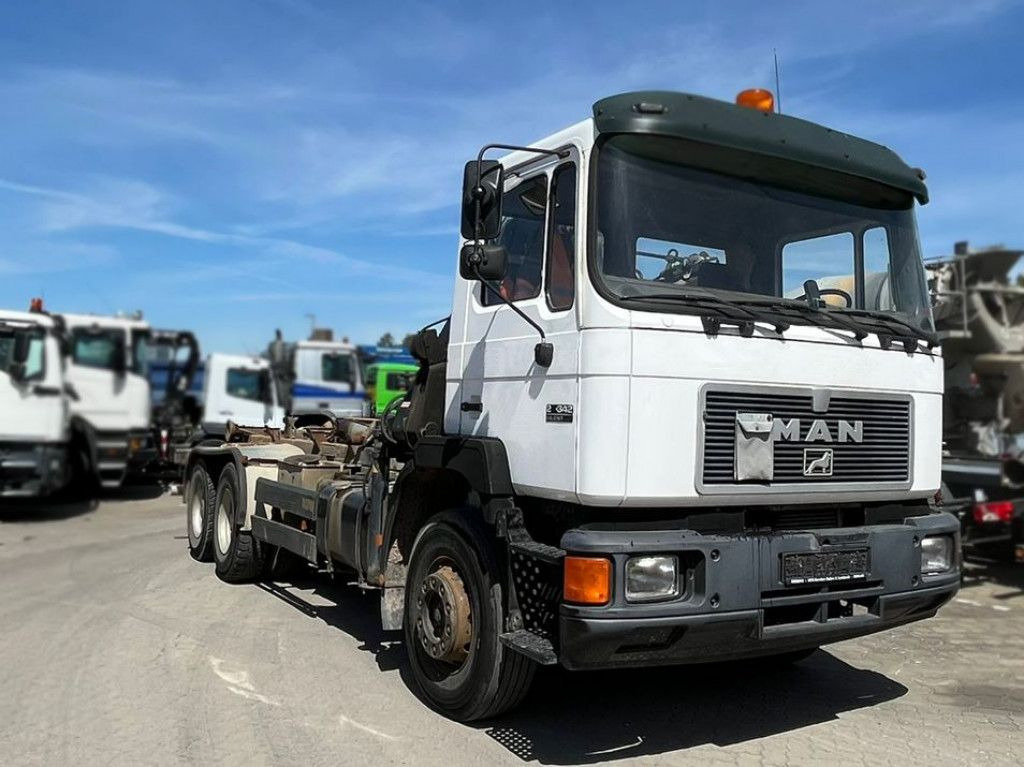 MAN F2000 27.342 6x4 Abrollkipper mit Kran - Crane truck: picture 2 MAN F2000 27.342 6x4 Abrollkipper mit Kran - Crane truck: picture 2