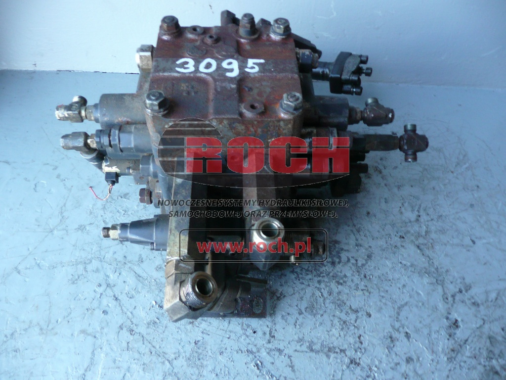 KOMATSU - 3 SEKCYJNY - Hydraulic valve: picture 1 KOMATSU - 3 SEKCYJNY - Hydraulic valve: picture 1