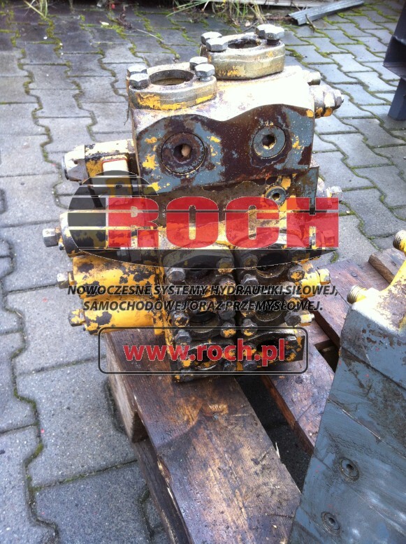 LIEBHERR 600010 - 3 SEKCYJNY + CEWKA GU35-4-A 222 24VDC 26W - Hydraulic valve for Bulldozer: picture 1 LIEBHERR 600010 - 3 SEKCYJNY + CEWKA GU35-4-A 222 24VDC 26W - Hydraulic valve for Bulldozer: picture 1