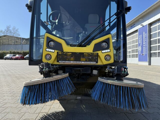 Road sweeper Johnston C202 Kleinkehrmaschine 2 M³ - 6.000 h: picture 15 Road sweeper Johnston C202 Kleinkehrmaschine 2 M³ - 6.000 h: picture 15