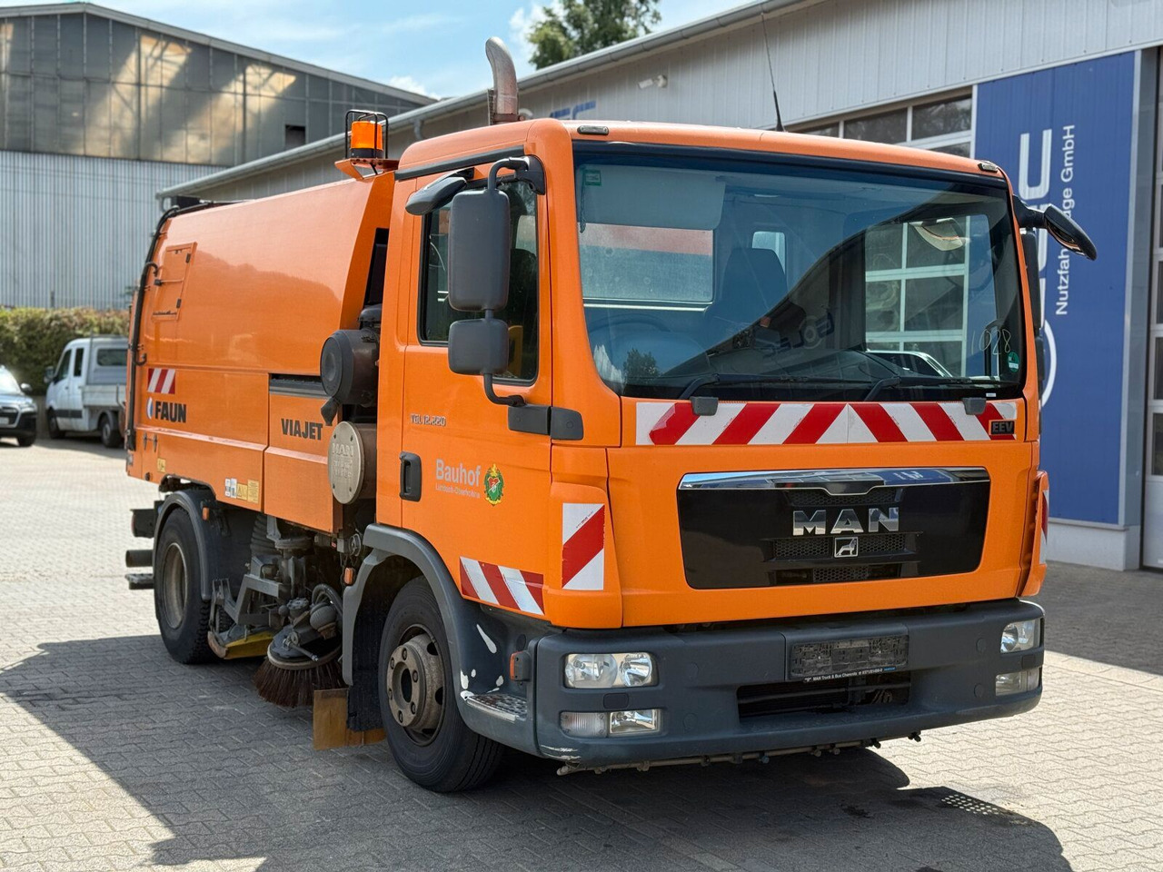 MAN 12.220 4x2 BL Kehrmaschine Viajet 5RHS - Road sweeper: picture 1 MAN 12.220 4x2 BL Kehrmaschine Viajet 5RHS - Road sweeper: picture 1