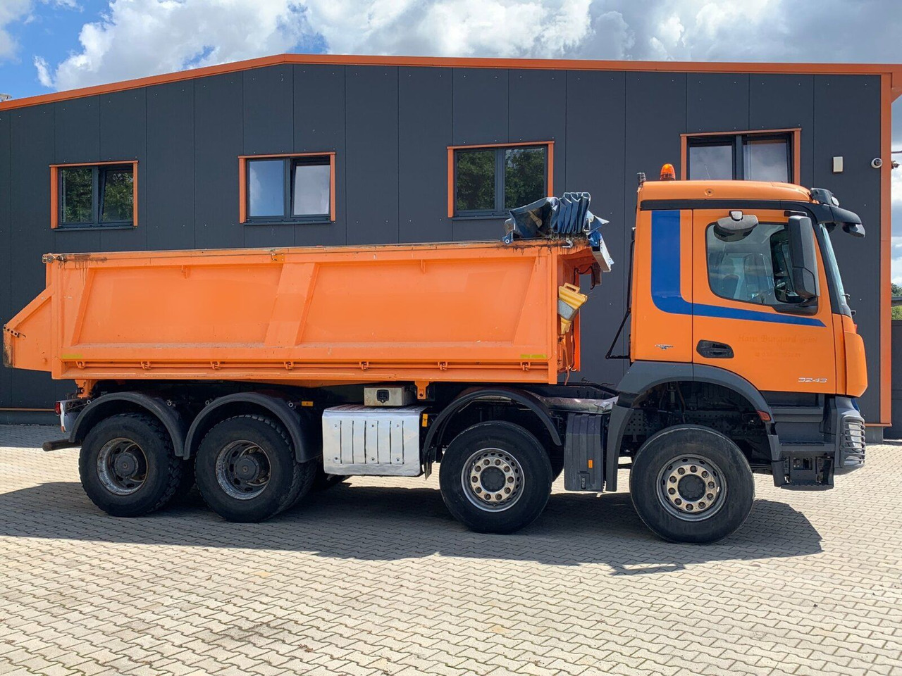 Mercedes-Benz Arocs 3243 8x4 Dreiseitenkipper mit Bordmatik - Tipper: picture 2 Mercedes-Benz Arocs 3243 8x4 Dreiseitenkipper mit Bordmatik - Tipper: picture 2