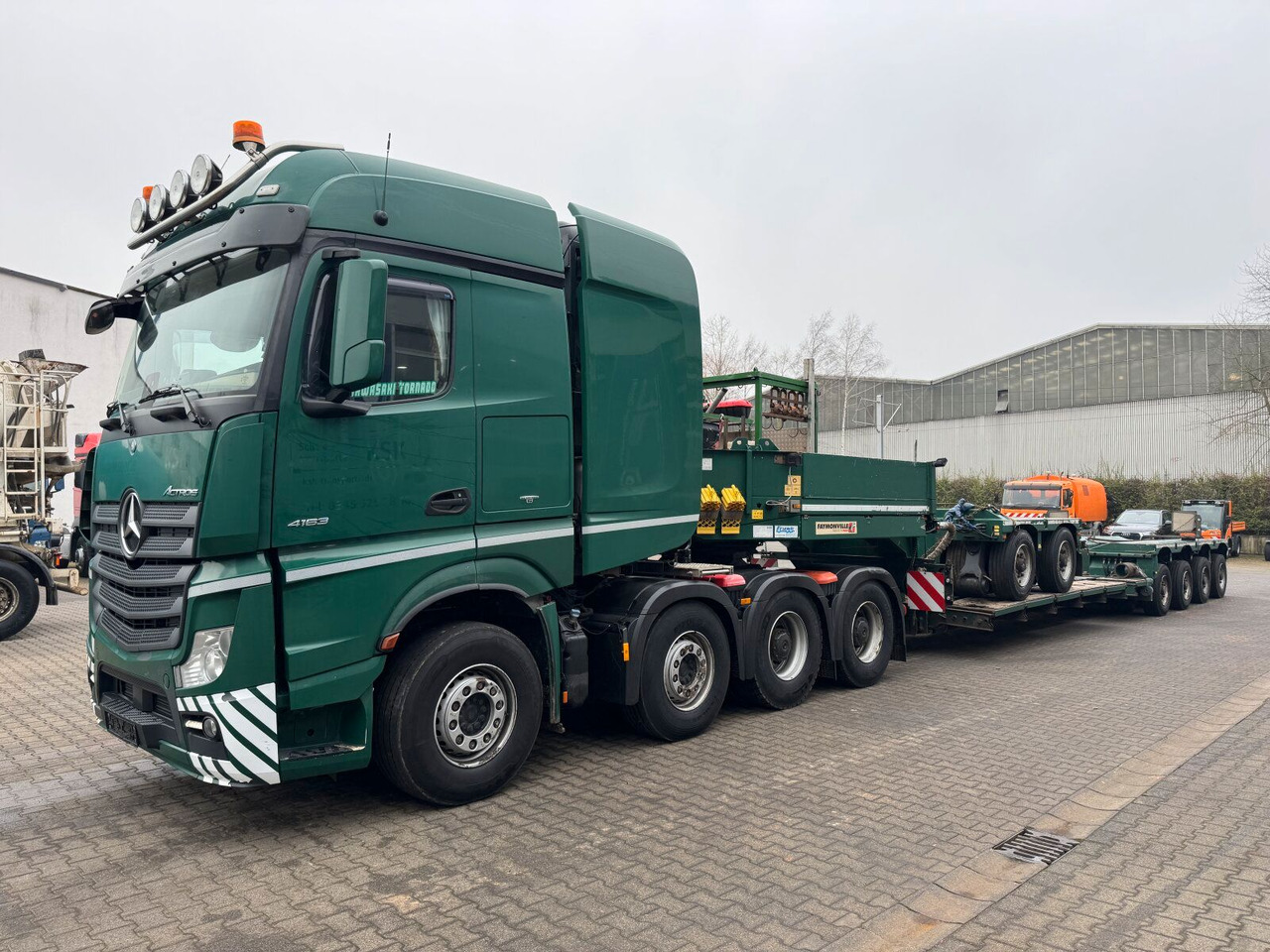 Mercedes-Benz ACTROS 4163 8x4 Schwerlast +Tieflader 4+2 *83 T - Tractor unit: picture 2 Mercedes-Benz ACTROS 4163 8x4 Schwerlast +Tieflader 4+2 *83 T - Tractor unit: picture 2