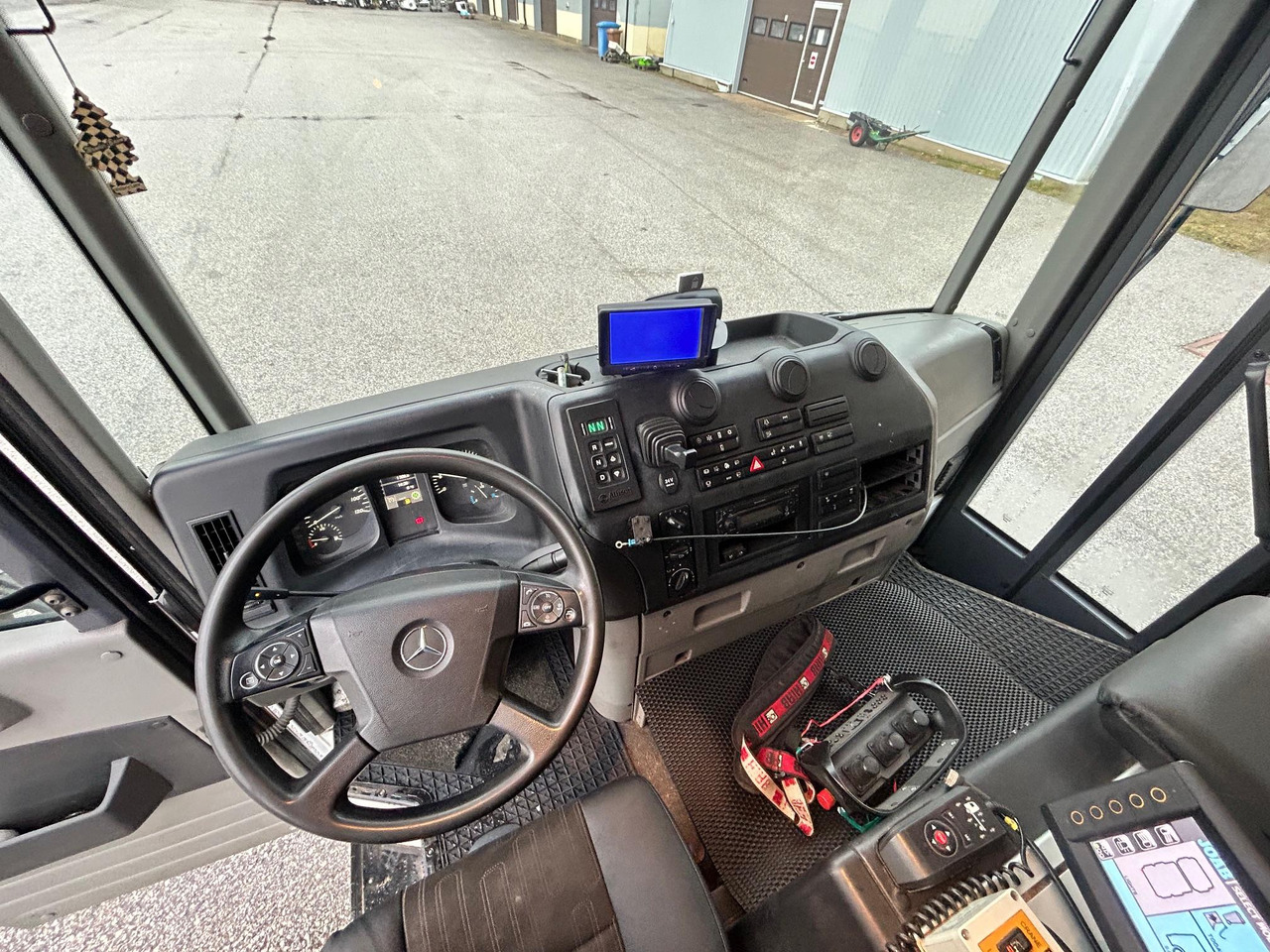 Garbage truck MERCEDES-BENZ ECONIC 2630: picture 22