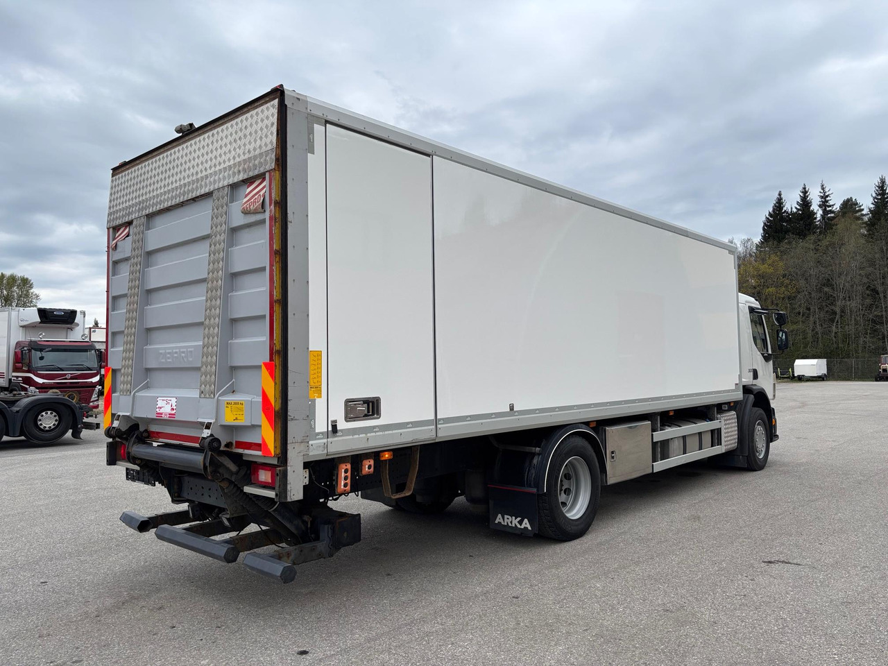 VOLVO FE320 - Box truck: picture 4 VOLVO FE320 - Box truck: picture 4