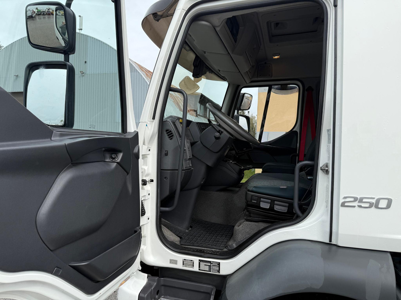 VOLVO FL250 - Box truck: picture 4 VOLVO FL250 - Box truck: picture 4