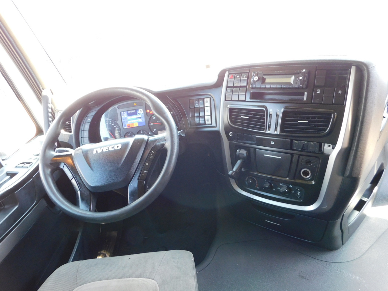 Interior photo 1: Tractor unit Iveco As440tp