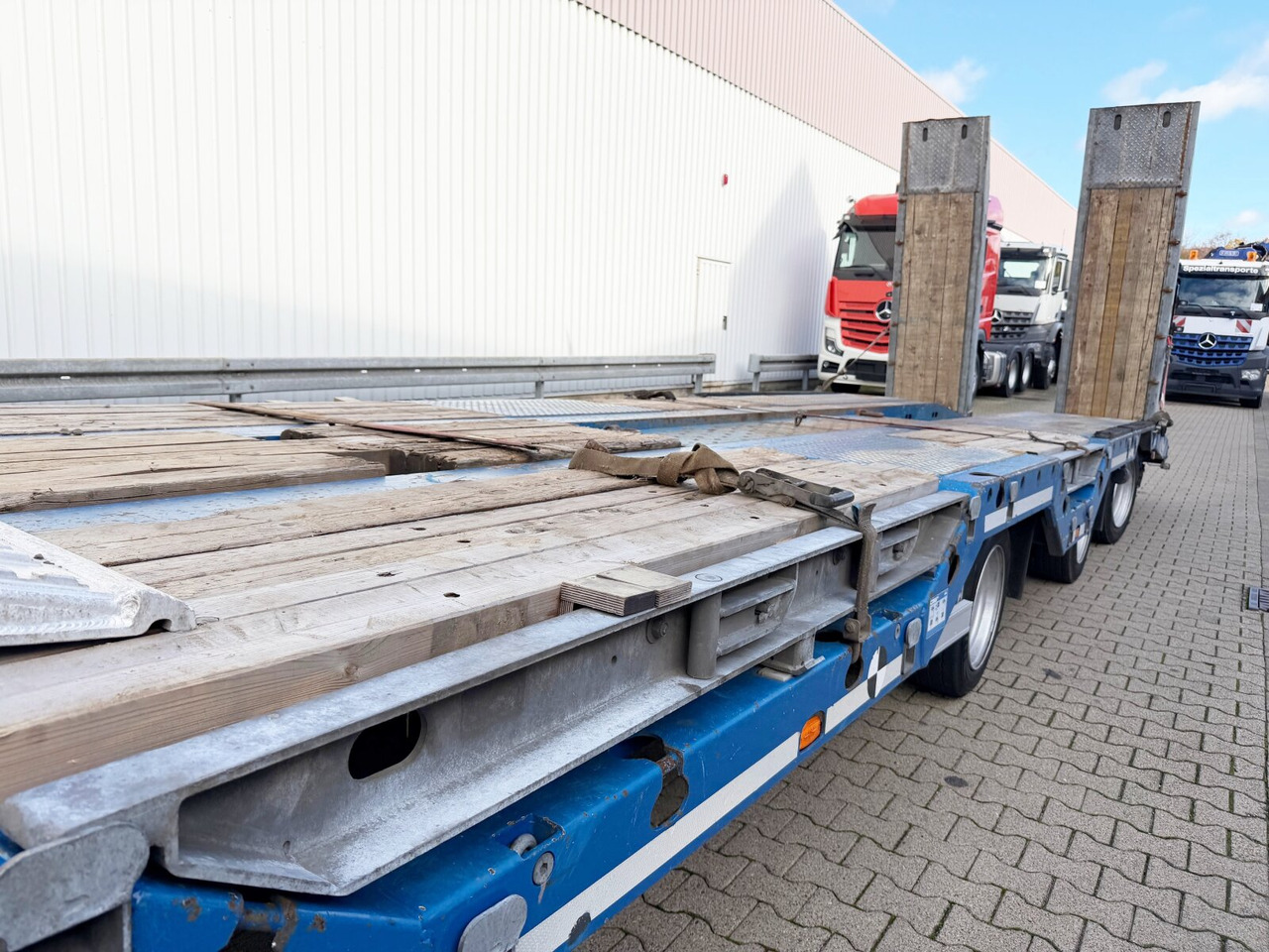 Fliegl SDS 420 T SDS 420 T, Nachlauflenkachse, Verbr. auf 3m, hydr. Rampen - Low loader semi-trailer: picture 4 Fliegl SDS 420 T SDS 420 T, Nachlauflenkachse, Verbr. auf 3m, hydr. Rampen - Low loader semi-trailer: picture 4