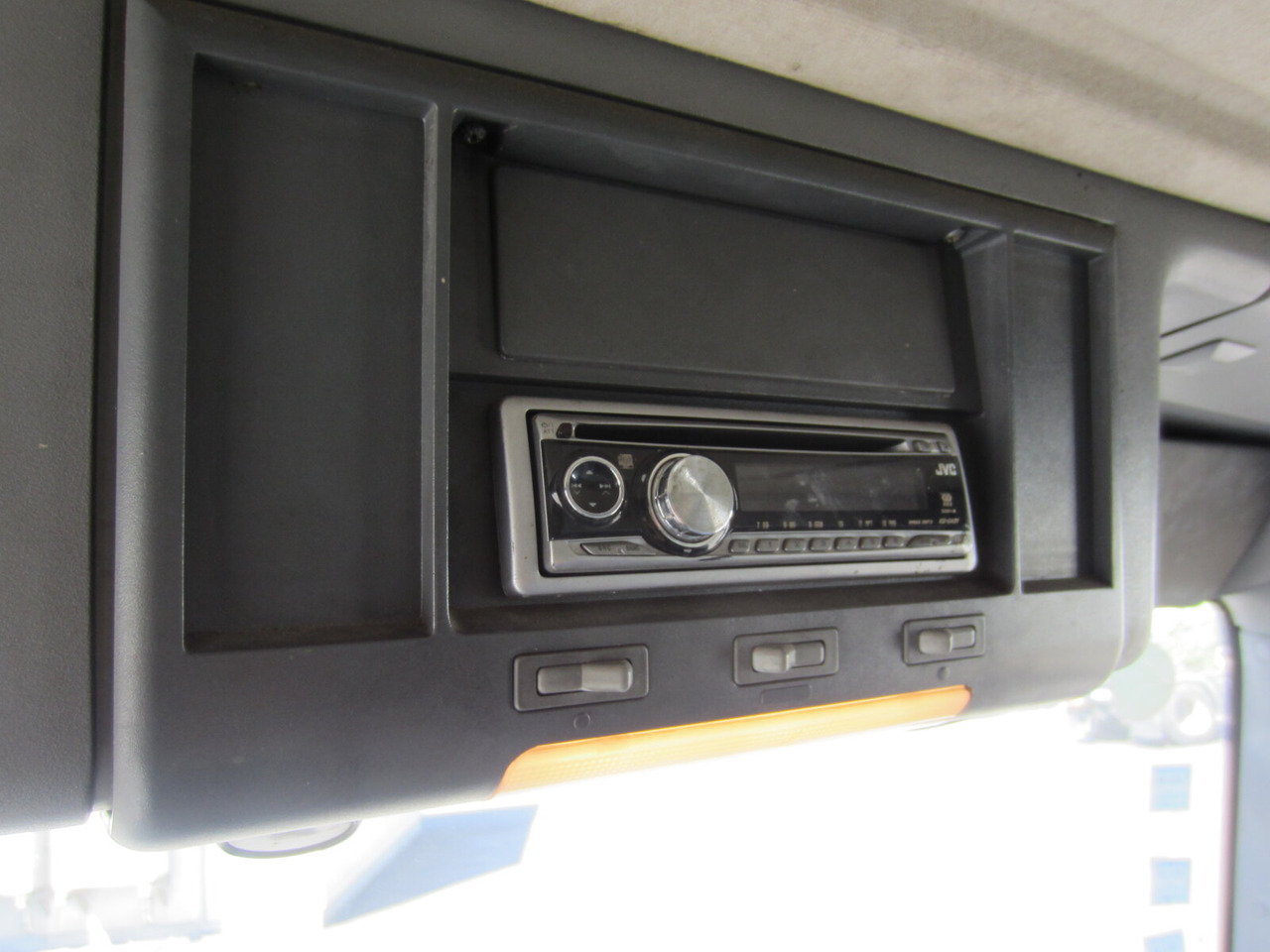 Box truck Iveco EuroCargo 80E 15/85: picture 8