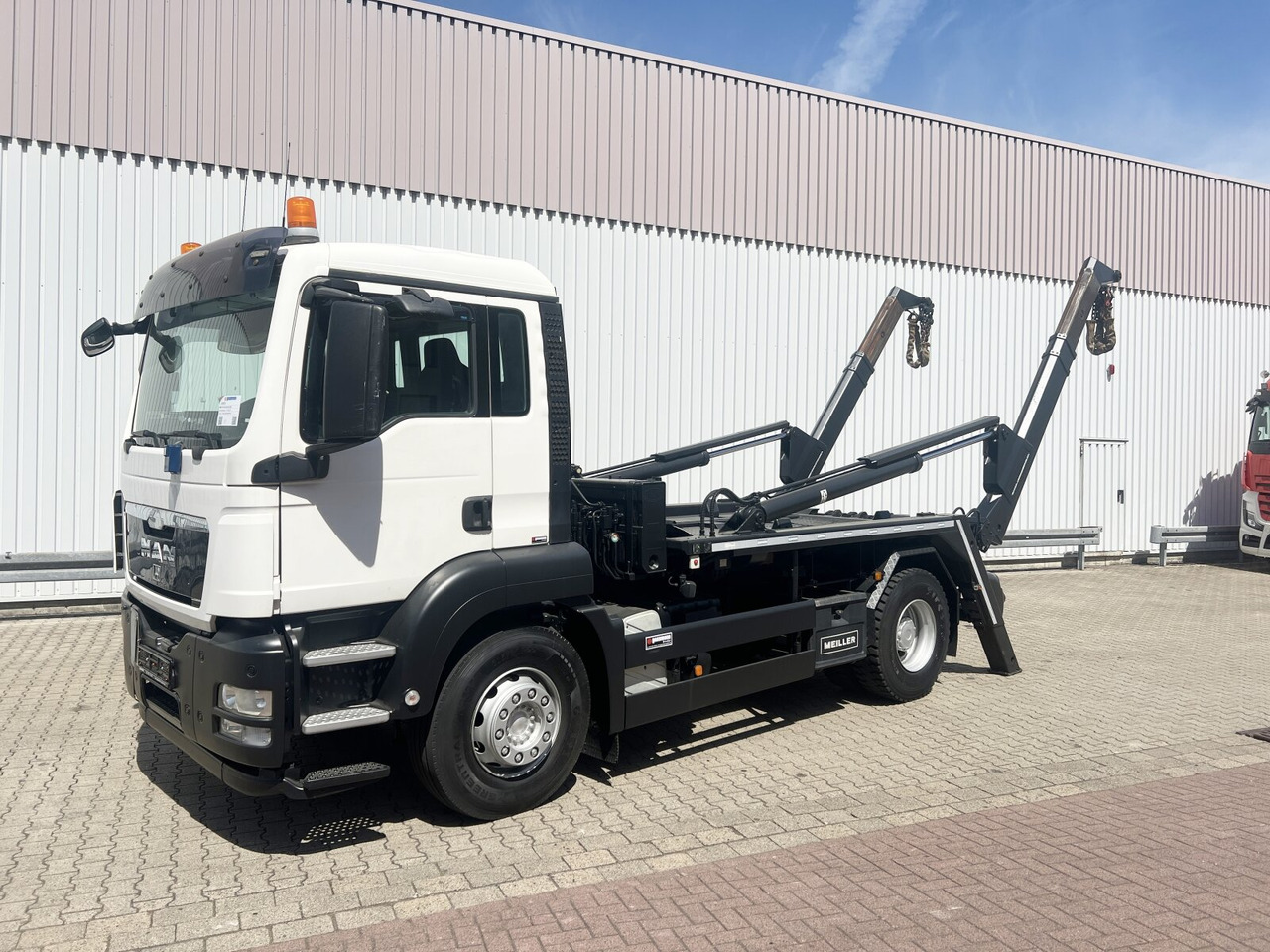 MAN TGS 18.320 4x2 BB TGS 18.320 4x2 BB, Tele-Absetzer - Skip loader truck: picture 1 MAN TGS 18.320 4x2 BB TGS 18.320 4x2 BB, Tele-Absetzer - Skip loader truck: picture 1