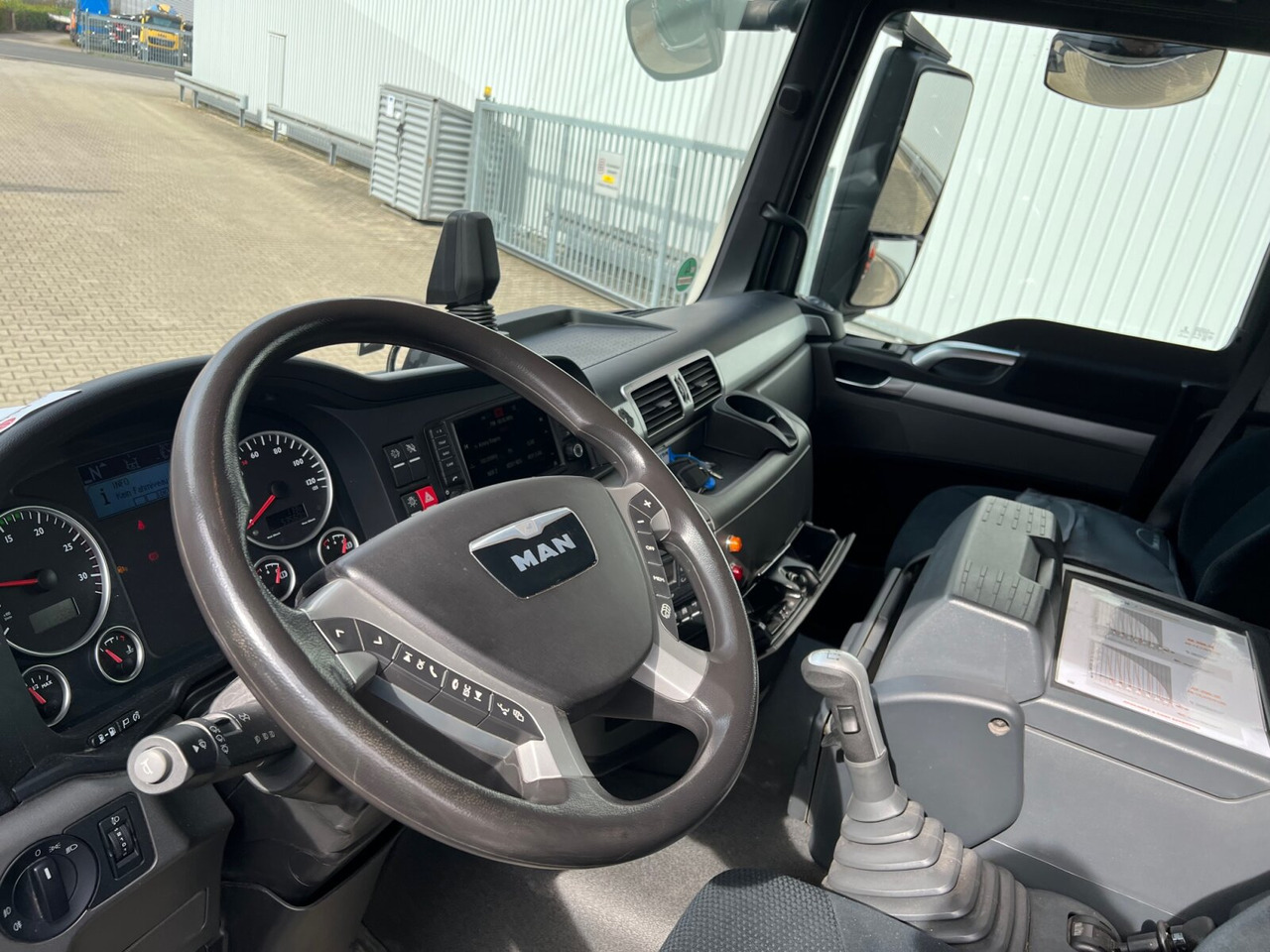 MAN TGS 26.360/400 6x2-4 BL TGS 26.360/400 6x2-4 BL, Lenk-/Lift, Kran Atlas AK 206.3E A5, Funk - Crane truck, Dropside/ Flatbed truck: picture 3 MAN TGS 26.360/400 6x2-4 BL TGS 26.360/400 6x2-4 BL, Lenk-/Lift, Kran Atlas AK 206.3E A5, Funk - Crane truck, Dropside/ Flatbed truck: picture 3