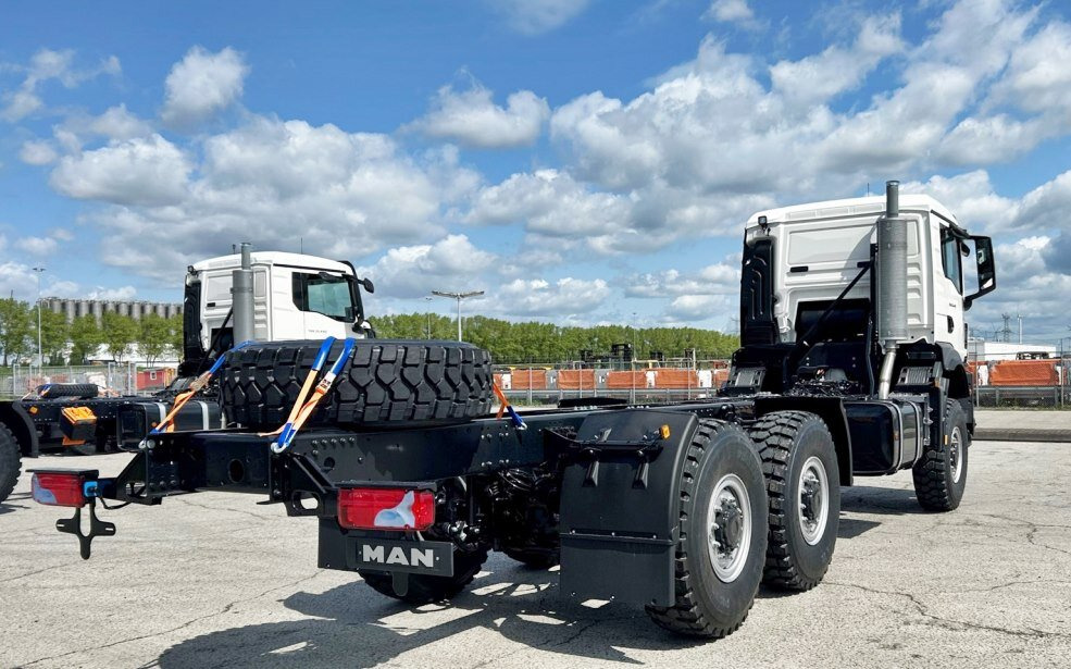 MAN TGS 33.440 6x6 BB CH TGS 33.440 6x6 BB CH, Euro2, Einzelbereifung - Cab chassis truck: picture 5 MAN TGS 33.440 6x6 BB CH TGS 33.440 6x6 BB CH, Euro2, Einzelbereifung - Cab chassis truck: picture 5