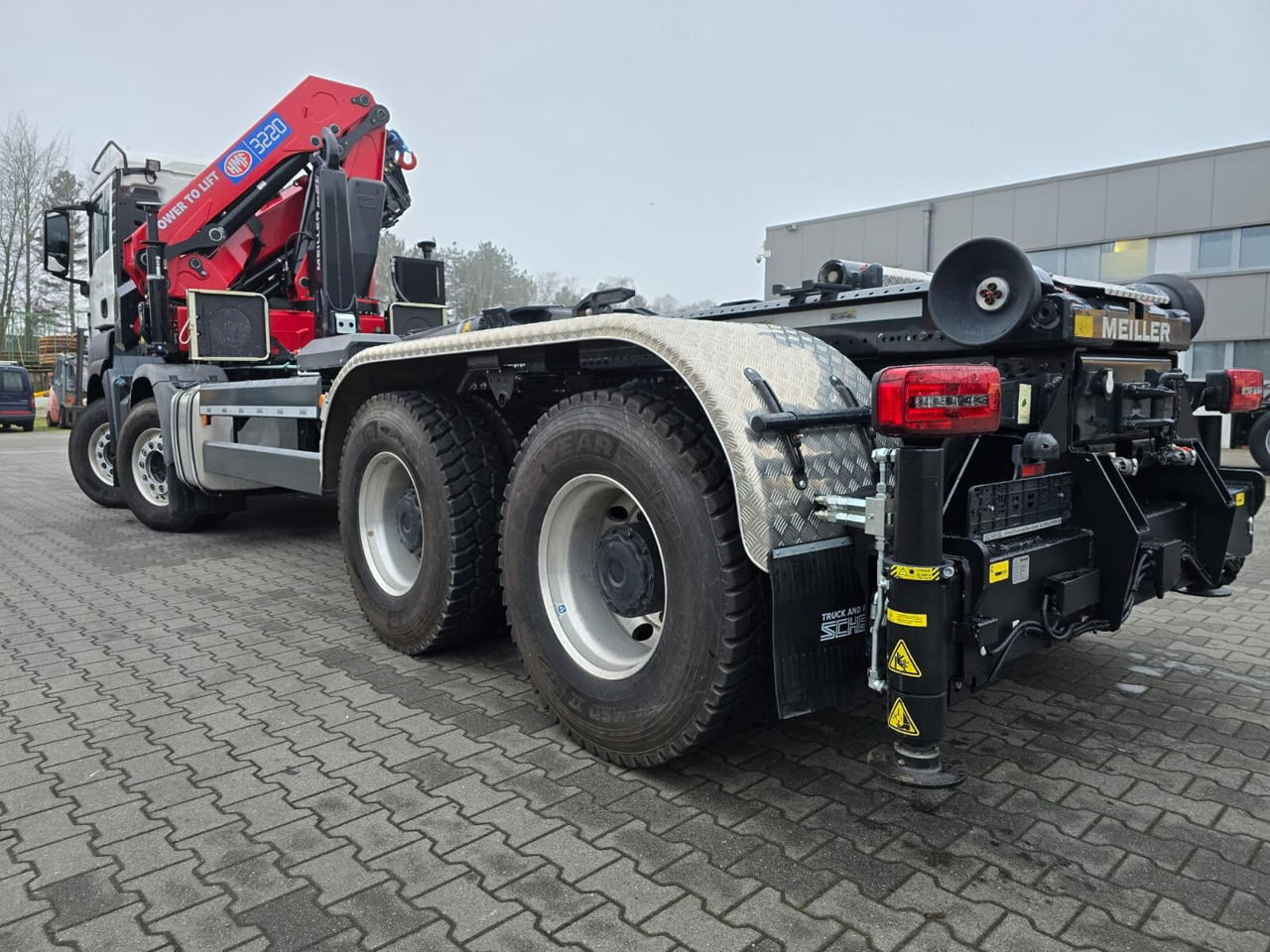 MAN TGS 35.480 8X4 BL TGS 35.480 8X4 BL, Intarder, Kran HMF 3220-K6, 4-fach Abstützung, Funk - Hook lift truck, Crane truck: picture 4 MAN TGS 35.480 8X4 BL TGS 35.480 8X4 BL, Intarder, Kran HMF 3220-K6, 4-fach Abstützung, Funk - Hook lift truck, Crane truck: picture 4