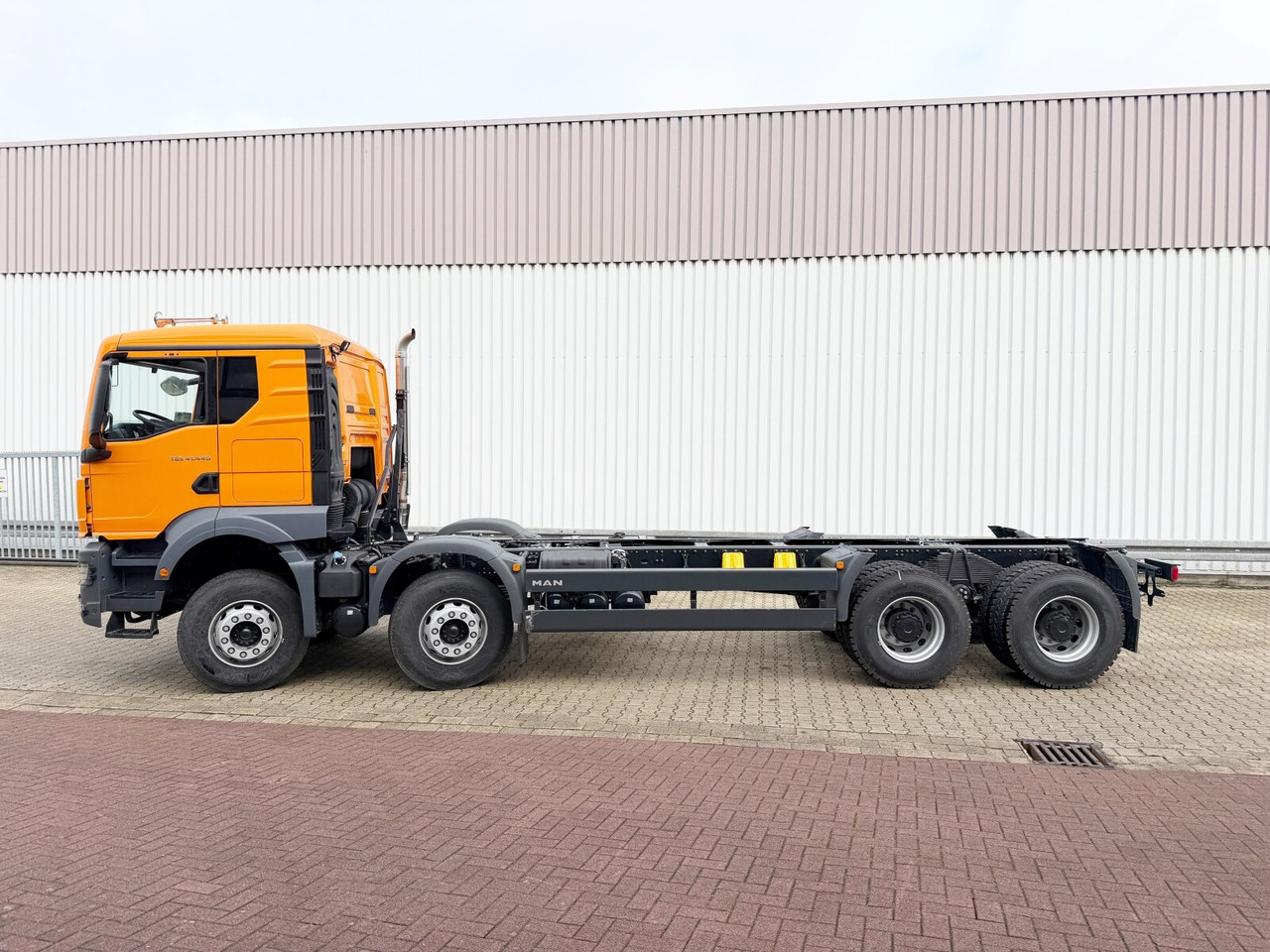 MAN TGS 41.440 8x4 BB CH TGS 41.440 8x4 BB CH, Retarder, MEHRFACH VORHANDEN! - Cab chassis truck: picture 2 MAN TGS 41.440 8x4 BB CH TGS 41.440 8x4 BB CH, Retarder, MEHRFACH VORHANDEN! - Cab chassis truck: picture 2
