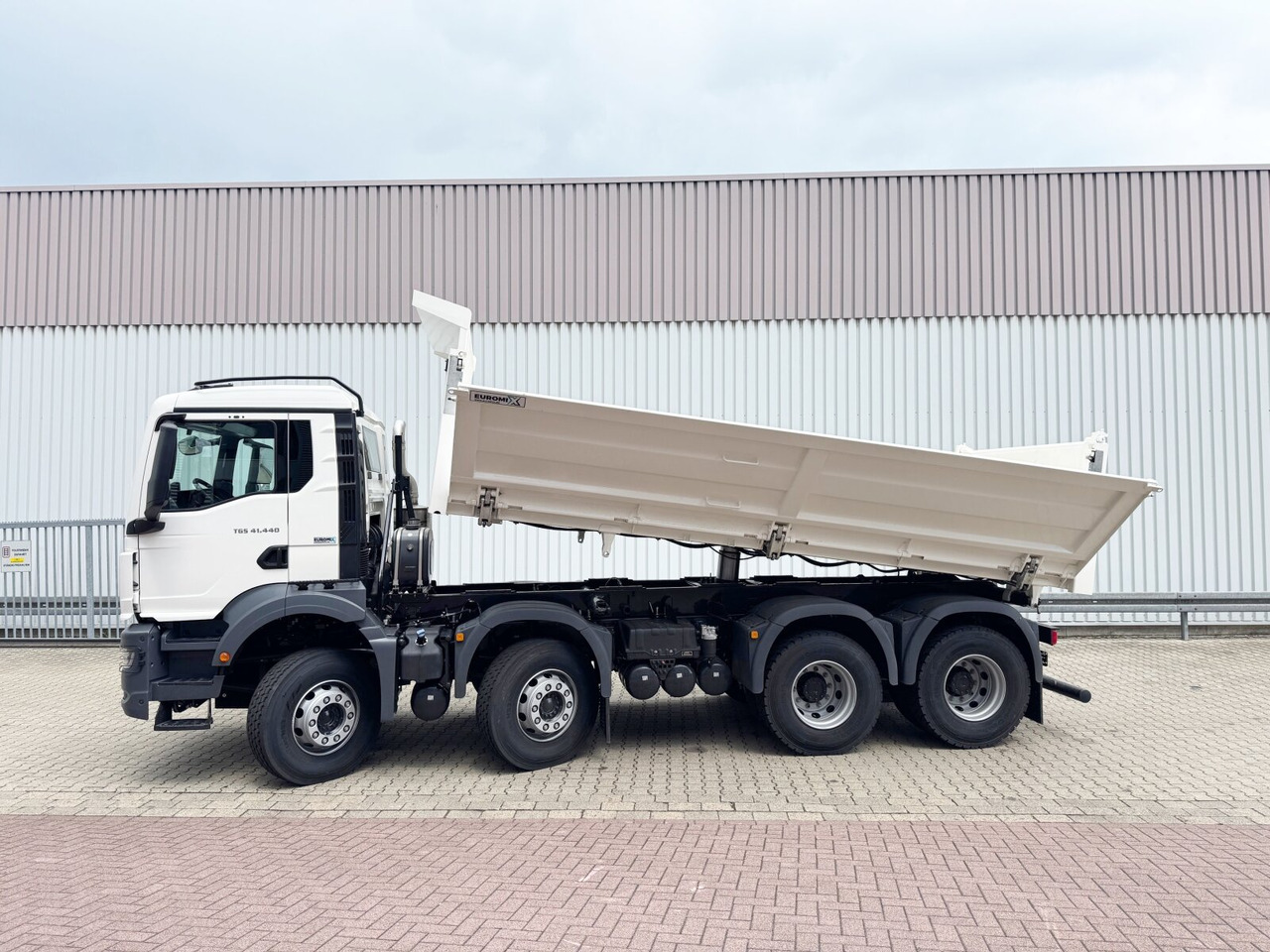 MAN TGS 41.440 8x4 BB TGS 41.440 8x4 BB, Bordmatik, ca. 16m³ - Cab chassis truck: picture 2 MAN TGS 41.440 8x4 BB TGS 41.440 8x4 BB, Bordmatik, ca. 16m³ - Cab chassis truck: picture 2