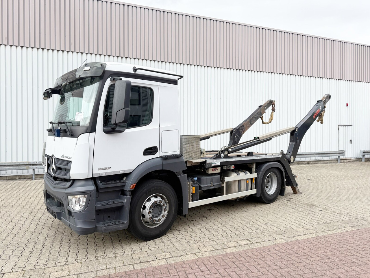 Mercedes-Benz Actros 1832 L 4x2 Actros 1832 L 4x2, Navi, MultimediaCockpit, Funk - Skip loader truck: picture 1 Mercedes-Benz Actros 1832 L 4x2 Actros 1832 L 4x2, Navi, MultimediaCockpit, Funk - Skip loader truck: picture 1