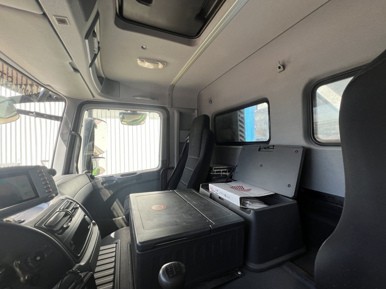 Mercedes-Benz Actros 2032 LA 4x4 Actros 2032 LA 4x4/ Rdstand 3.600 mm - Cab chassis truck: picture 5 Mercedes-Benz Actros 2032 LA 4x4 Actros 2032 LA 4x4/ Rdstand 3.600 mm - Cab chassis truck: picture 5