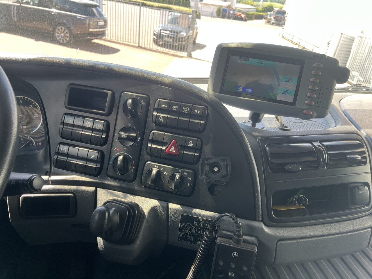 Mercedes-Benz Actros 2032 LA 4x4 Actros 2032 LA 4x4/ Rdstand 3.600 mm - Cab chassis truck: picture 3 Mercedes-Benz Actros 2032 LA 4x4 Actros 2032 LA 4x4/ Rdstand 3.600 mm - Cab chassis truck: picture 3