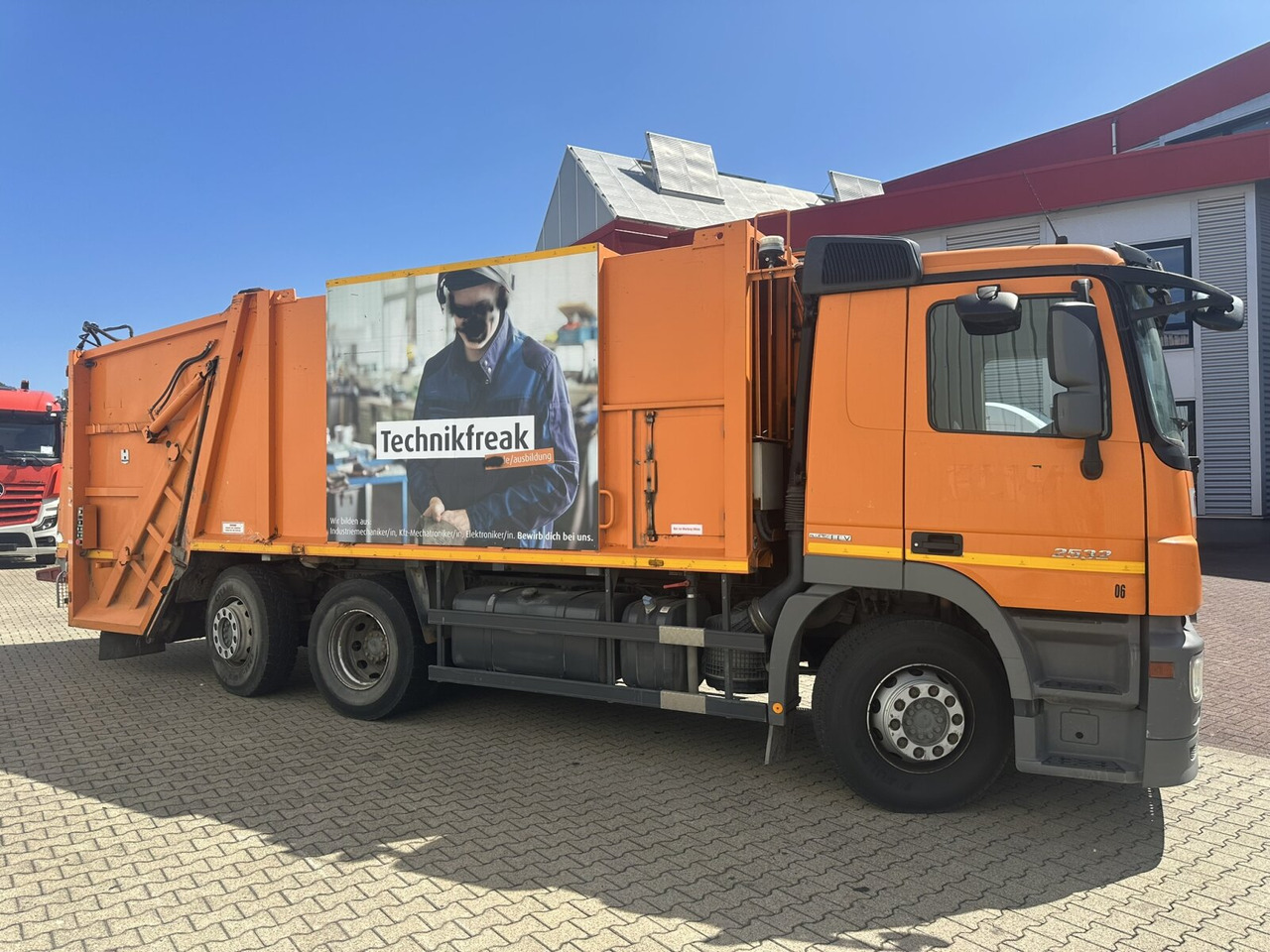Garbage truck for transportation of garbage Mercedes-Benz Actros 2532 L 6x2 Actros 2532/41 L 6x2, EEV, Lenkachse, Haller X2C M21, Zöller-Schüttung: picture 9
