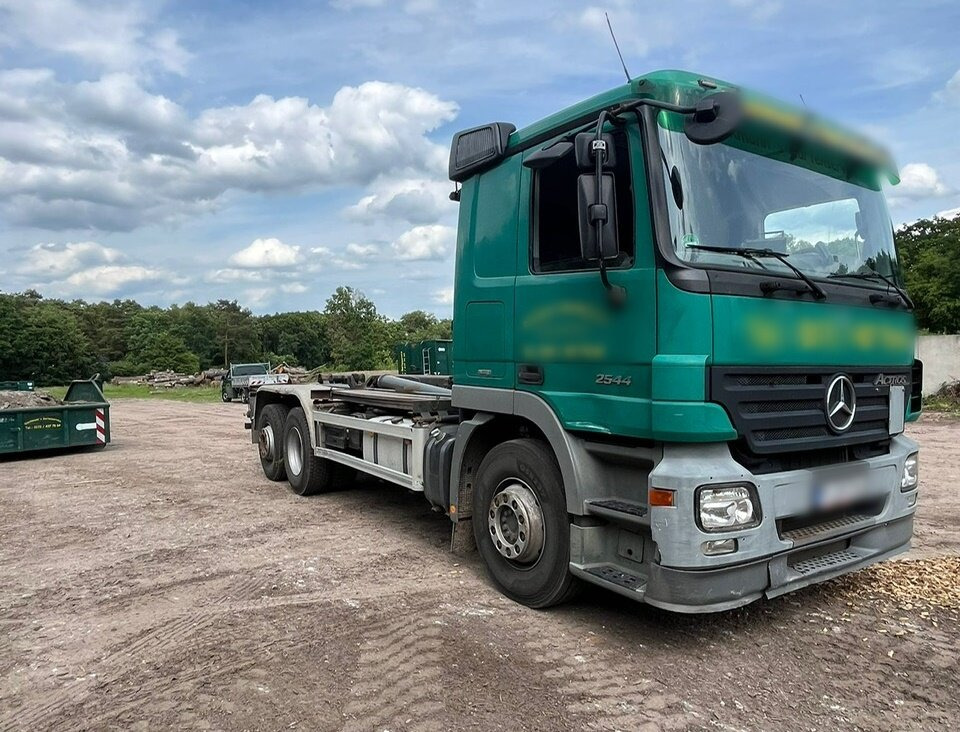 Mercedes-Benz Actros 2544 L 6x2 Actros 2544 L 6x2, Lenkachse, 2x AHK - Hook lift truck: picture 1 Mercedes-Benz Actros 2544 L 6x2 Actros 2544 L 6x2, Lenkachse, 2x AHK - Hook lift truck: picture 1