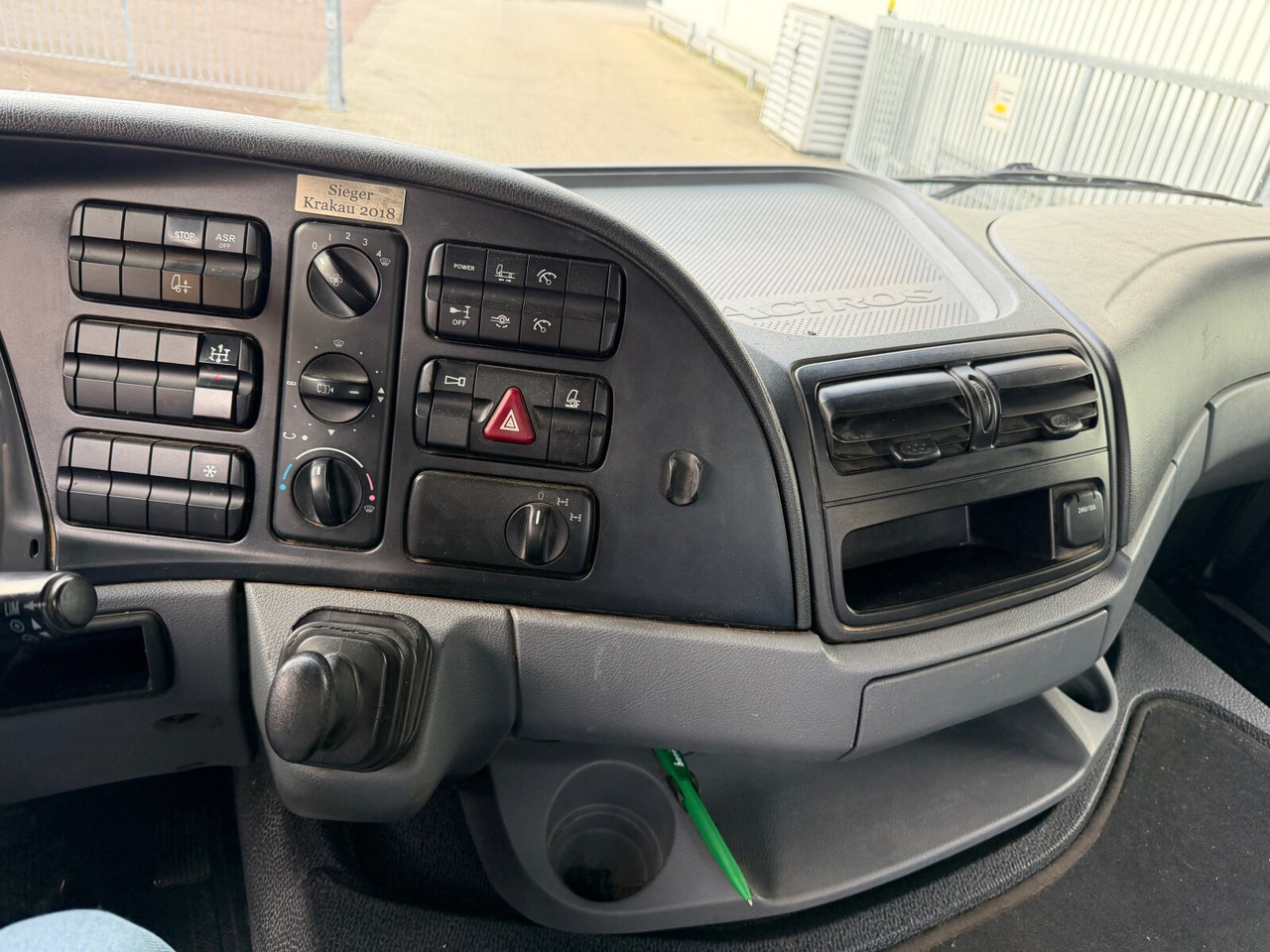 Mercedes-Benz Actros 2644 L 6x4 Actros 2644 L 6x4 - Hook lift truck: picture 4 Mercedes-Benz Actros 2644 L 6x4 Actros 2644 L 6x4 - Hook lift truck: picture 4