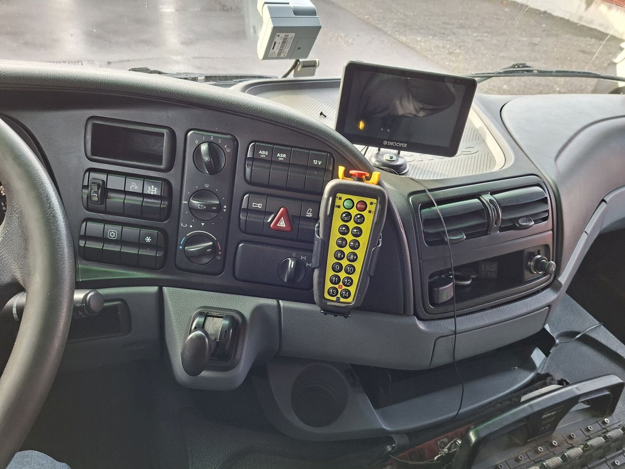 Mercedes-Benz Actros 4146 K 8x4/4 Actros 4146 K 8x4/4, Retarder, Kran Hiab XS 477 E-7 HiPro, Seilwinde, 2x Funk - Hook lift truck, Crane truck: picture 5 Mercedes-Benz Actros 4146 K 8x4/4 Actros 4146 K 8x4/4, Retarder, Kran Hiab XS 477 E-7 HiPro, Seilwinde, 2x Funk - Hook lift truck, Crane truck: picture 5