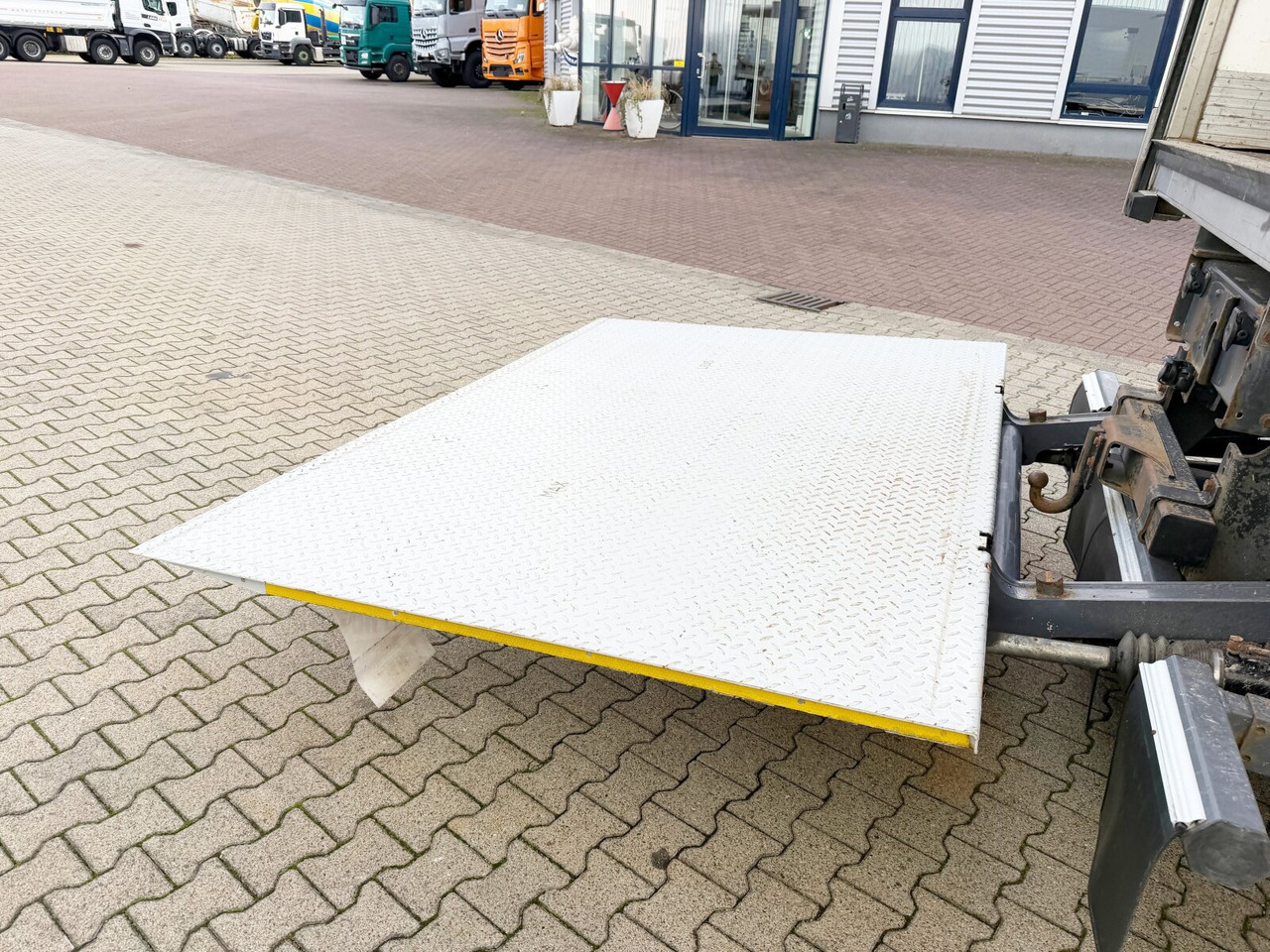 Mercedes-Benz Atego 1330 4x4 Atego 1330 4x4, Iso-Koffer mit Heizung, LBW - Box truck: picture 2 Mercedes-Benz Atego 1330 4x4 Atego 1330 4x4, Iso-Koffer mit Heizung, LBW - Box truck: picture 2