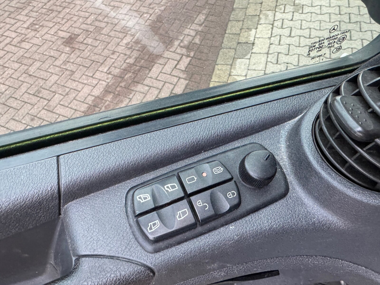 Dropside/ Flatbed truck Mercedes-Benz Atego 1530 L 4x2 Atego 1530 L 4x2 mit LBW Dhollandia: picture 5 Dropside/ Flatbed truck Mercedes-Benz Atego 1530 L 4x2 Atego 1530 L 4x2 mit LBW Dhollandia: picture 5