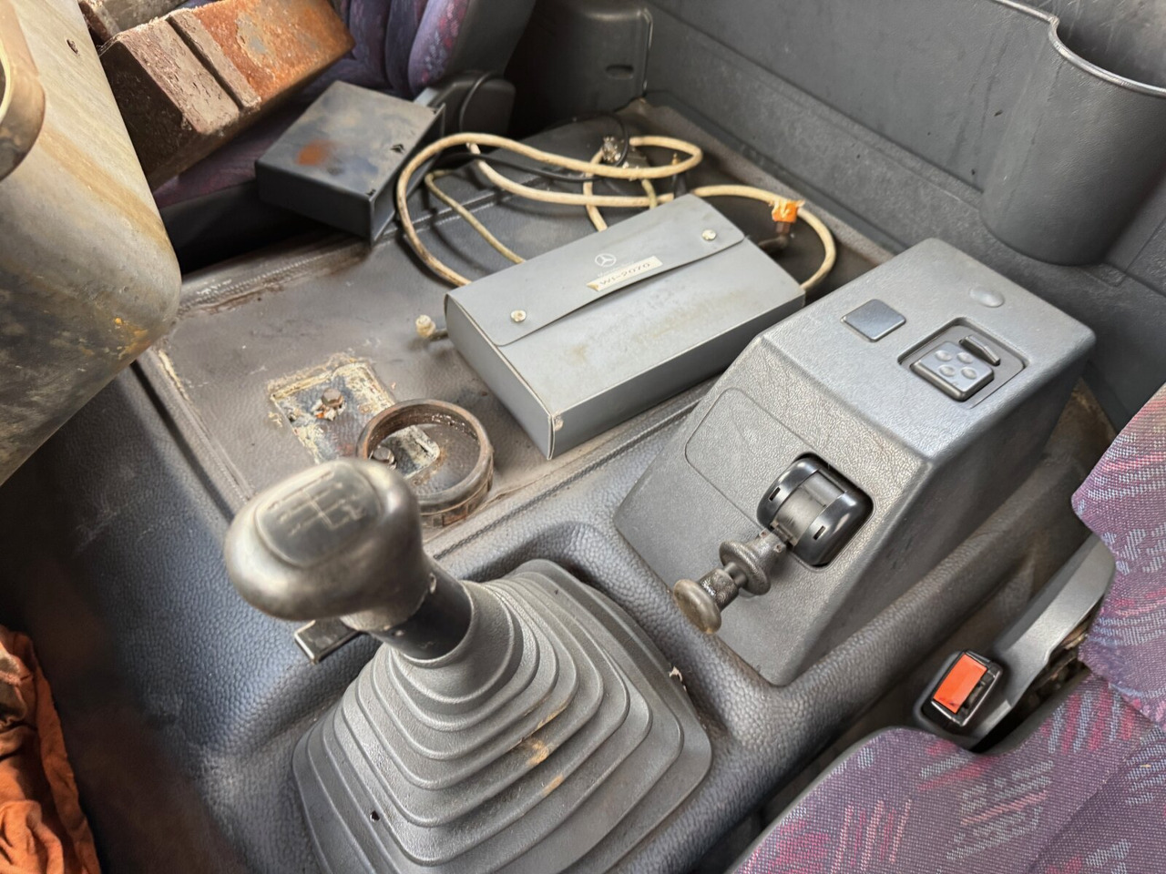 Skip loader truck Mercedes-Benz Atego 1828 4x4 Atego 1828 4x4, Tele-Absetzer, Winterdienstausstattung: picture 9