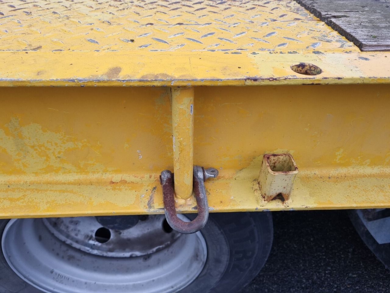 R1918B - Low loader trailer: picture 3 R1918B - Low loader trailer: picture 3