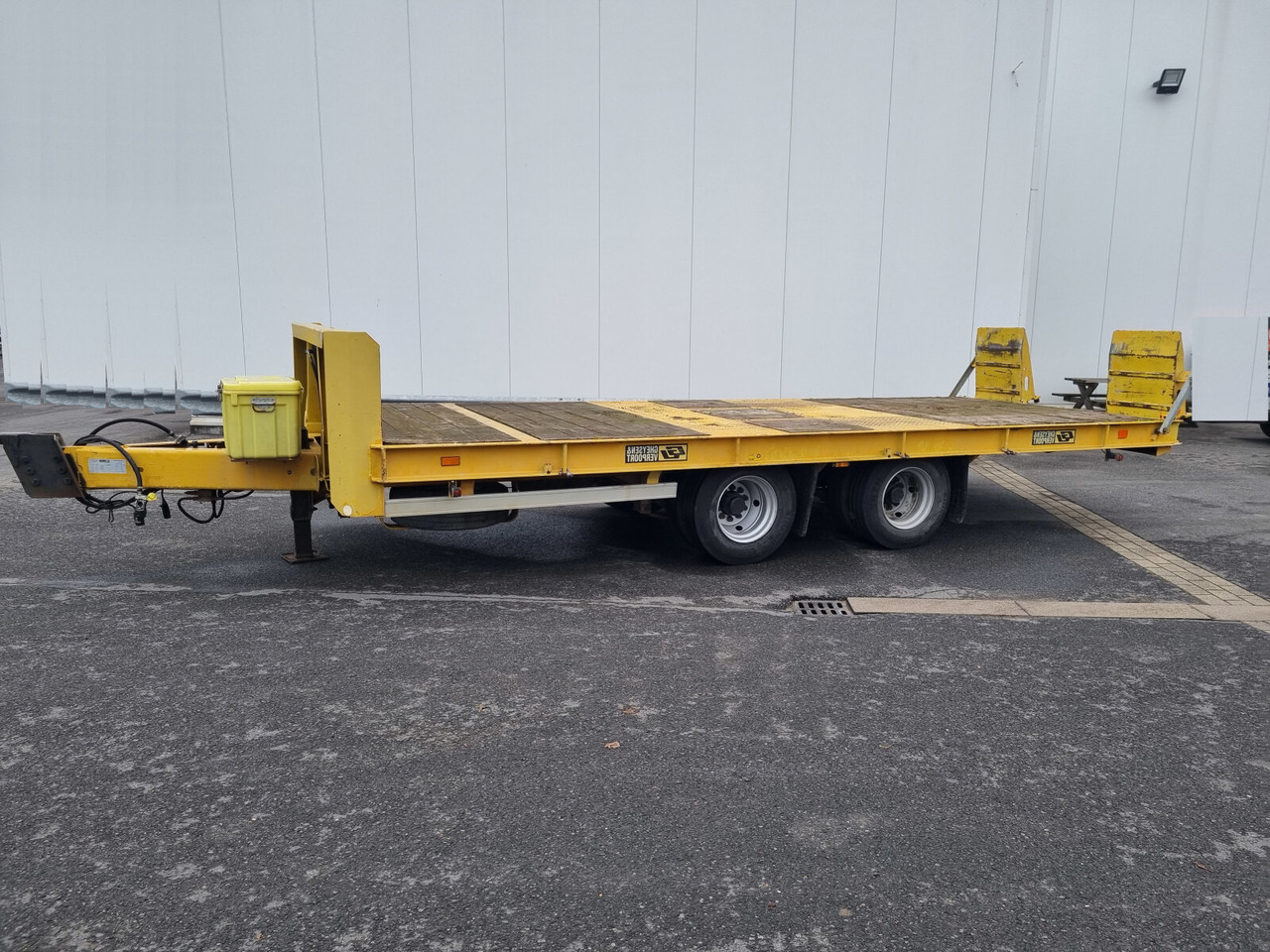 R1918B - Low loader trailer: picture 1 R1918B - Low loader trailer: picture 1