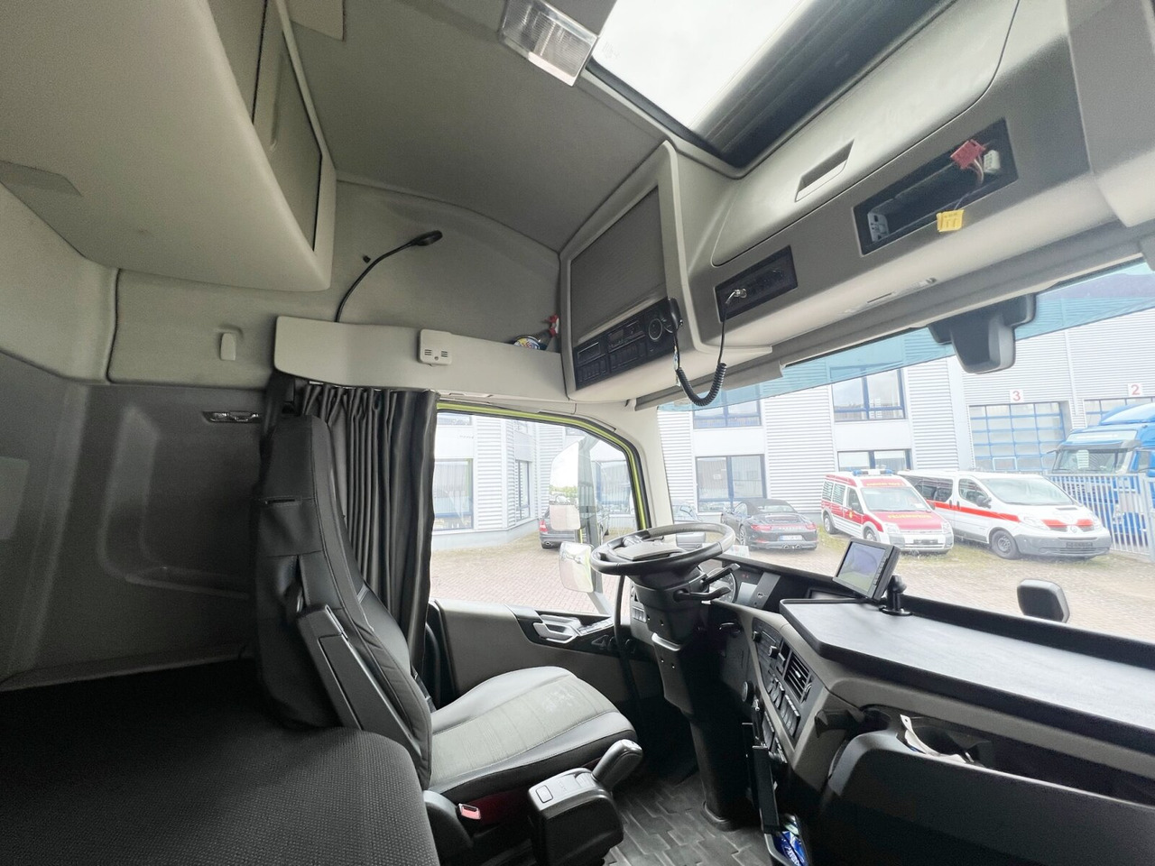 FH 460 4x2 FH 460 4x2, Retarder, Low-Liner, Voll-Luft gefedert - Tractor unit: picture 5 FH 460 4x2 FH 460 4x2, Retarder, Low-Liner, Voll-Luft gefedert - Tractor unit: picture 5