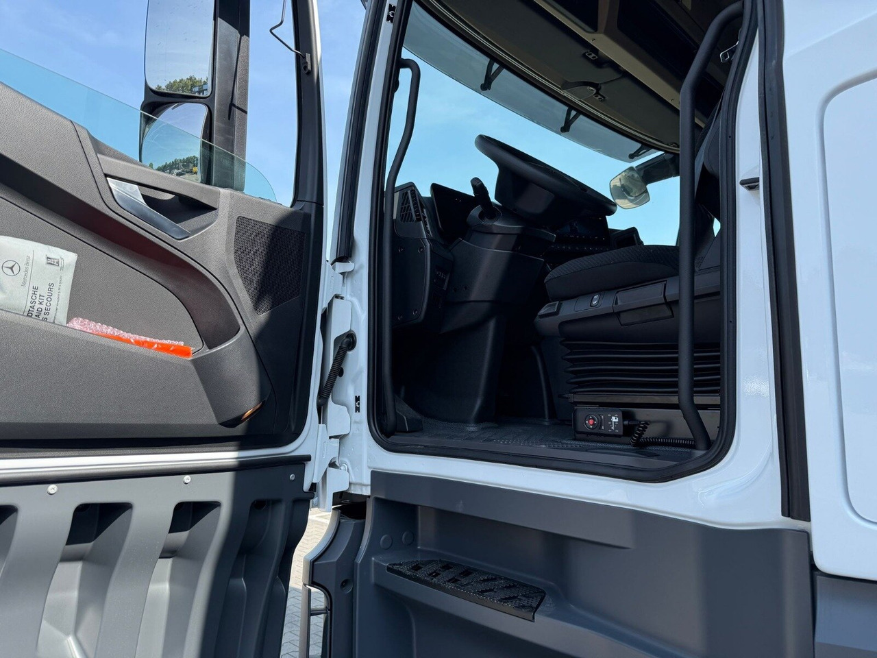 Mercedes-Benz Actros 1845 LSnRL 4x2 Actros 1845 LSnRL 4x2, Retarder, Volumer, MultimediaCockpit, Navi - Tractor unit: picture 4 Mercedes-Benz Actros 1845 LSnRL 4x2 Actros 1845 LSnRL 4x2, Retarder, Volumer, MultimediaCockpit, Navi - Tractor unit: picture 4