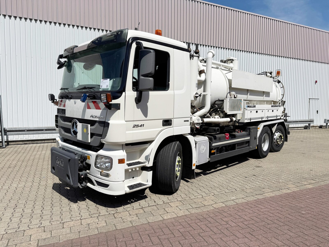 Mercedes-Benz Actros 2541 L 6x2 Actros 2541 L 6x2, Müller Saug-/Spülwagen ca. 12m³, Widi-Platte, Lift-/Lenkachse - Truck: picture 1 Mercedes-Benz Actros 2541 L 6x2 Actros 2541 L 6x2, Müller Saug-/Spülwagen ca. 12m³, Widi-Platte, Lift-/Lenkachse - Truck: picture 1