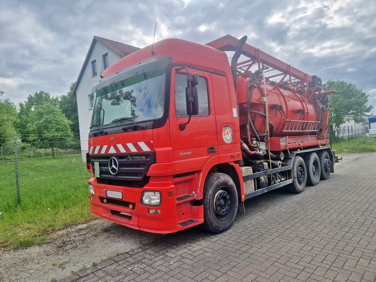 Mercedes-Benz Actros 3246 L 8x2 Actros 3246 L 8x2, Hellmers Saug- und Spülwagen ca. 15m³ - Truck: picture 1 Mercedes-Benz Actros 3246 L 8x2 Actros 3246 L 8x2, Hellmers Saug- und Spülwagen ca. 15m³ - Truck: picture 1
