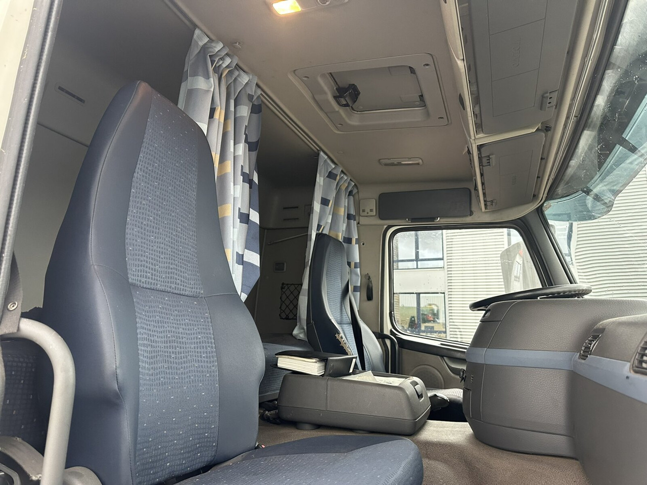 Volvo FM 400 6x4 R FM 400/6x4 R, VDL S-21-6200 bis 7m Container - Hook lift truck: picture 3 Volvo FM 400 6x4 R FM 400/6x4 R, VDL S-21-6200 bis 7m Container - Hook lift truck: picture 3