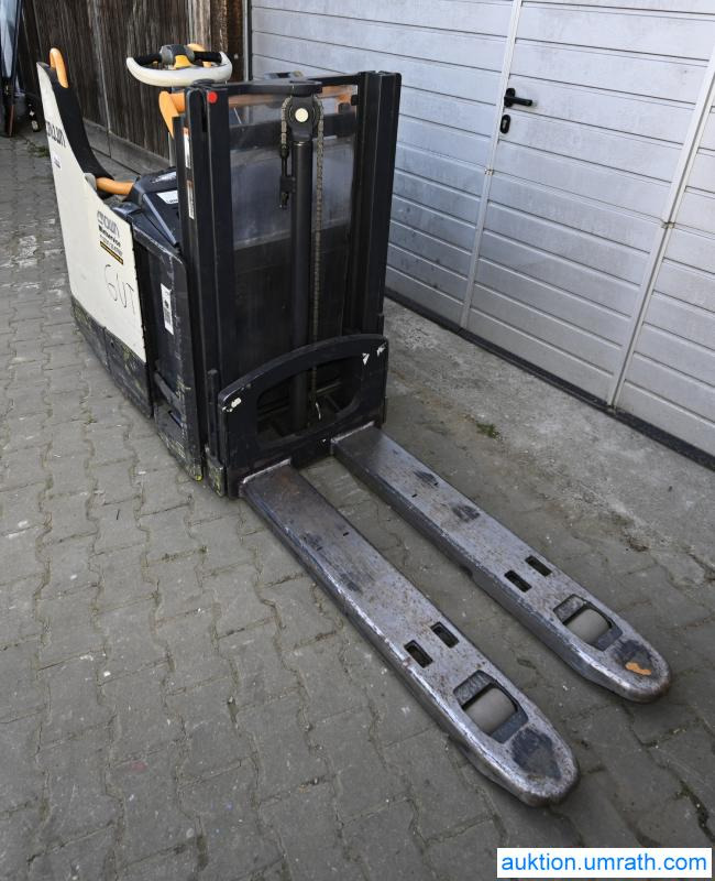 Crown DT 3040 Doppelstock Hochhubwagen Elektro Mitfahr- Hubwagen Initialhub - Order picker: picture 5 Crown DT 3040 Doppelstock Hochhubwagen Elektro Mitfahr- Hubwagen Initialhub - Order picker: picture 5