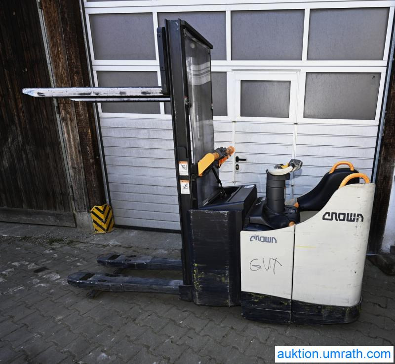 Crown DT 3040 Doppelstock Hochhubwagen Elektro Mitfahr- Hubwagen Initialhub - Order picker: picture 1 Crown DT 3040 Doppelstock Hochhubwagen Elektro Mitfahr- Hubwagen Initialhub - Order picker: picture 1