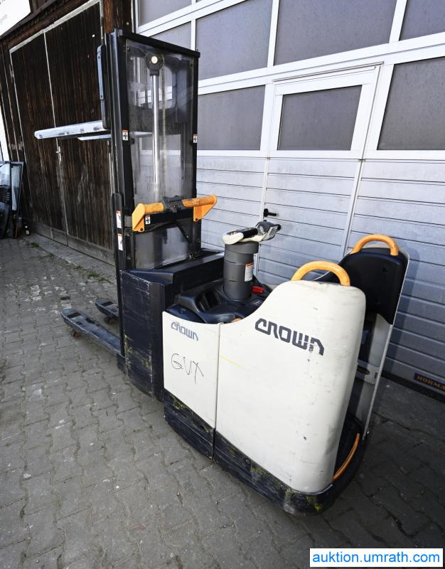 Crown DT 3040 Doppelstock Hochhubwagen Elektro Mitfahr- Hubwagen Initialhub - Order picker: picture 2 Crown DT 3040 Doppelstock Hochhubwagen Elektro Mitfahr- Hubwagen Initialhub - Order picker: picture 2