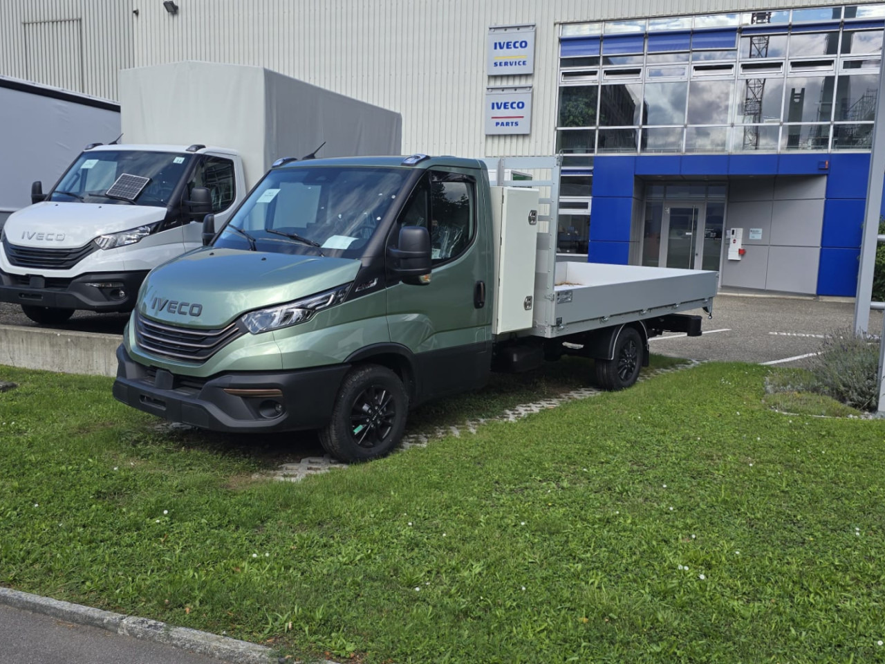 IVECO 35S18HA8 Pritsche (TOP Ausstattung) - Flatbed van: picture 1 IVECO 35S18HA8 Pritsche (TOP Ausstattung) - Flatbed van: picture 1