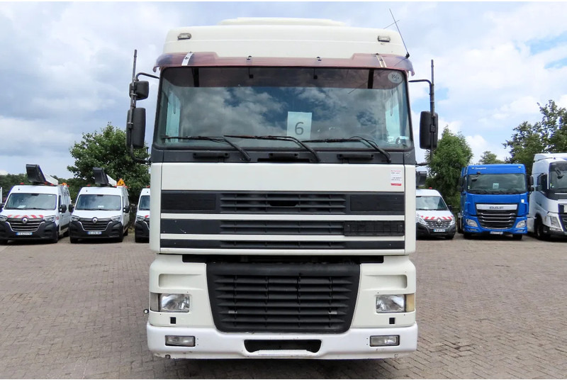 DAF XF 95.430 Manual diesel injection! Manual gearbox! - Curtainsider truck: picture 4 DAF XF 95.430 Manual diesel injection! Manual gearbox! - Curtainsider truck: picture 4