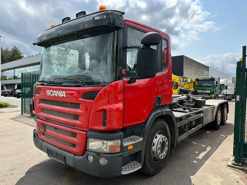 Scania P380 6x4 HOOKLIFT HIAB 25T - 6100mm - A/C - CAMERA - AIR SUSPENSION - Hook lift truck: picture 3 Scania P380 6x4 HOOKLIFT HIAB 25T - 6100mm - A/C - CAMERA - AIR SUSPENSION - Hook lift truck: picture 3