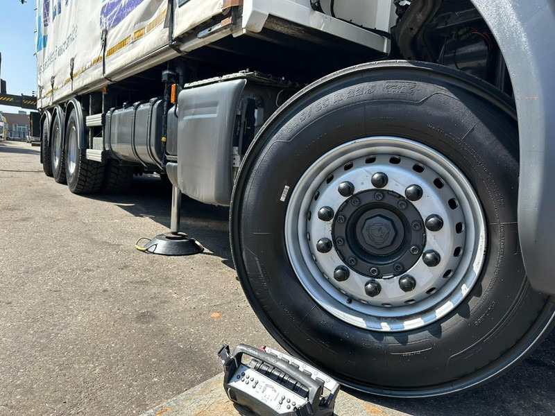 Crane truck Scania P410 8x4 TRIDEM + CRANE HIAB 244 EP-4 HIDUO - RETARDER - LIFT + STEERING AXLE - *327.000km* - RADIO: picture 7 Crane truck Scania P410 8x4 TRIDEM + CRANE HIAB 244 EP-4 HIDUO - RETARDER - LIFT + STEERING AXLE - *327.000km* - RADIO: picture 7