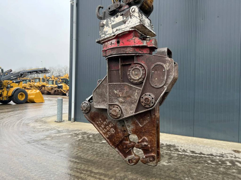 Verachtert VTB40 w/ Oilquick OQ70/55 - Attachment for Construction machinery: picture 2 Verachtert VTB40 w/ Oilquick OQ70/55 - Attachment for Construction machinery: picture 2