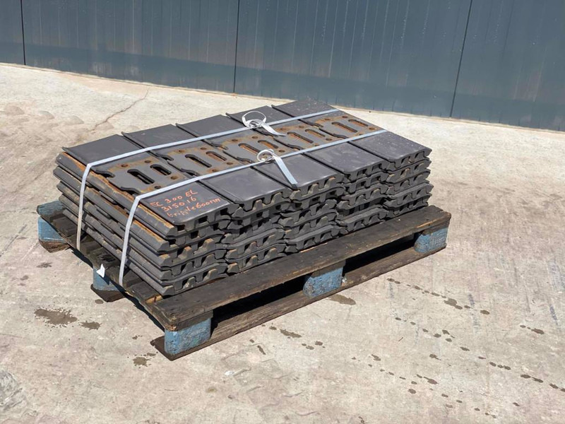 Case CX290 / CX300 Shoes/Pads - Frame/ Chassis for Construction machinery: picture 3 Case CX290 / CX300 Shoes/Pads - Frame/ Chassis for Construction machinery: picture 3