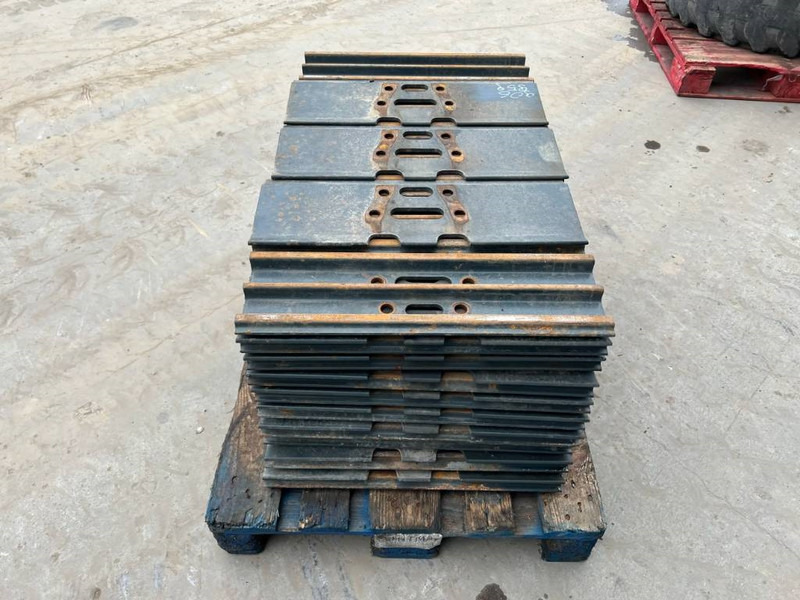 Hyundai R210 / R215 / R220 Shoes 3 Grouser 600mm - Frame/ Chassis for Construction machinery: picture 4 Hyundai R210 / R215 / R220 Shoes 3 Grouser 600mm - Frame/ Chassis for Construction machinery: picture 4