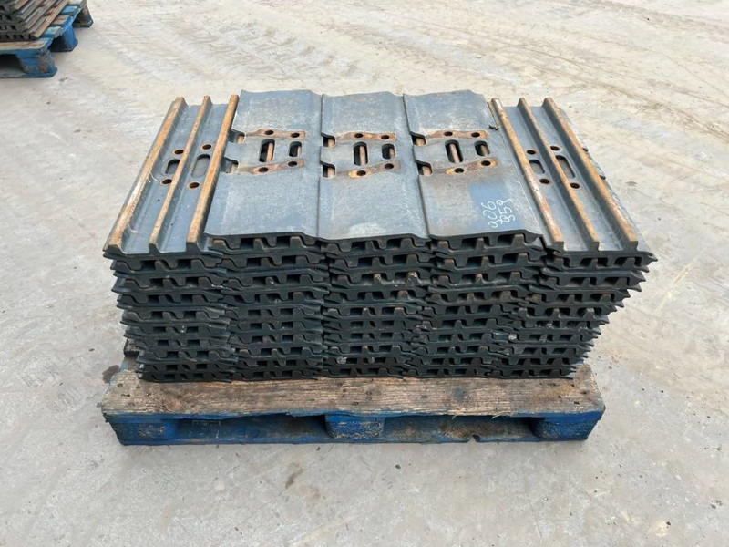 Hyundai R210 / R215 / R220 Shoes 3 Grouser 600mm - Frame/ Chassis for Construction machinery: picture 3 Hyundai R210 / R215 / R220 Shoes 3 Grouser 600mm - Frame/ Chassis for Construction machinery: picture 3