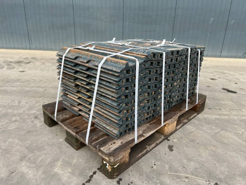 Hyundai R210 / R215 / R220 Shoes - Frame/ Chassis for Construction machinery: picture 1 Hyundai R210 / R215 / R220 Shoes - Frame/ Chassis for Construction machinery: picture 1