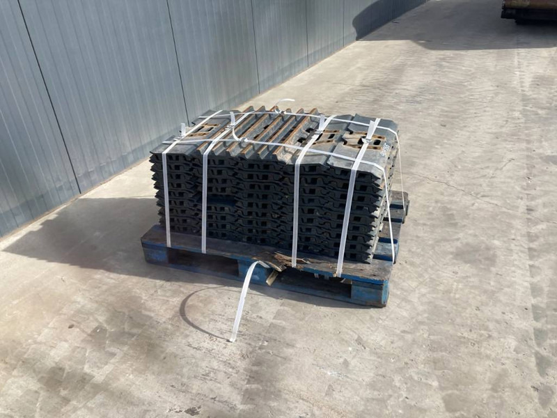 Komatsu PC150 / PC160 / PC180 / PC210 / PC240 3 Grouser 6 - Frame/ Chassis for Construction machinery: picture 4 Komatsu PC150 / PC160 / PC180 / PC210 / PC240 3 Grouser 6 - Frame/ Chassis for Construction machinery: picture 4
