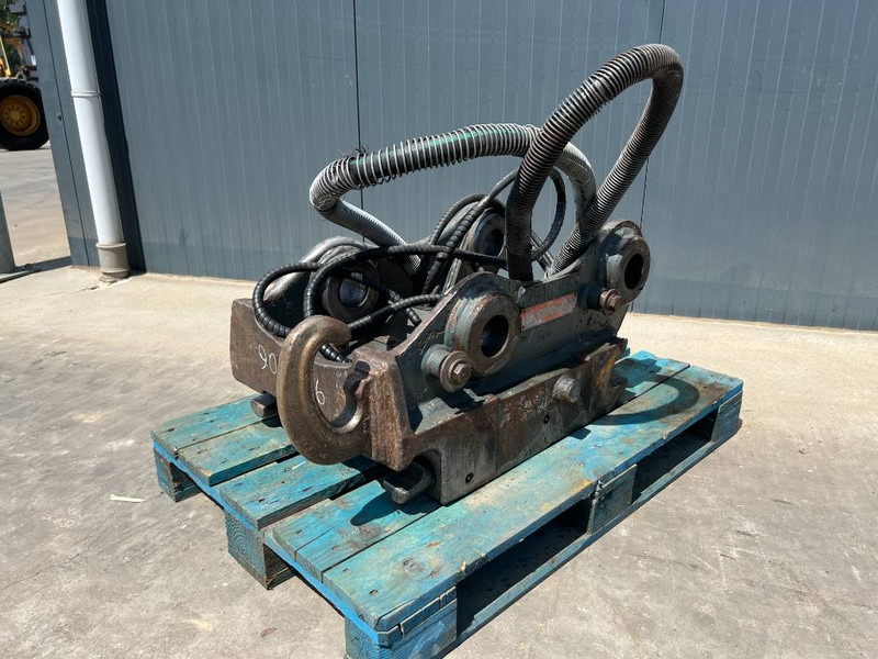 OilQuick OQ70/55 - 323E - Quick coupler for Construction machinery: picture 1 OilQuick OQ70/55 - 323E - Quick coupler for Construction machinery: picture 1